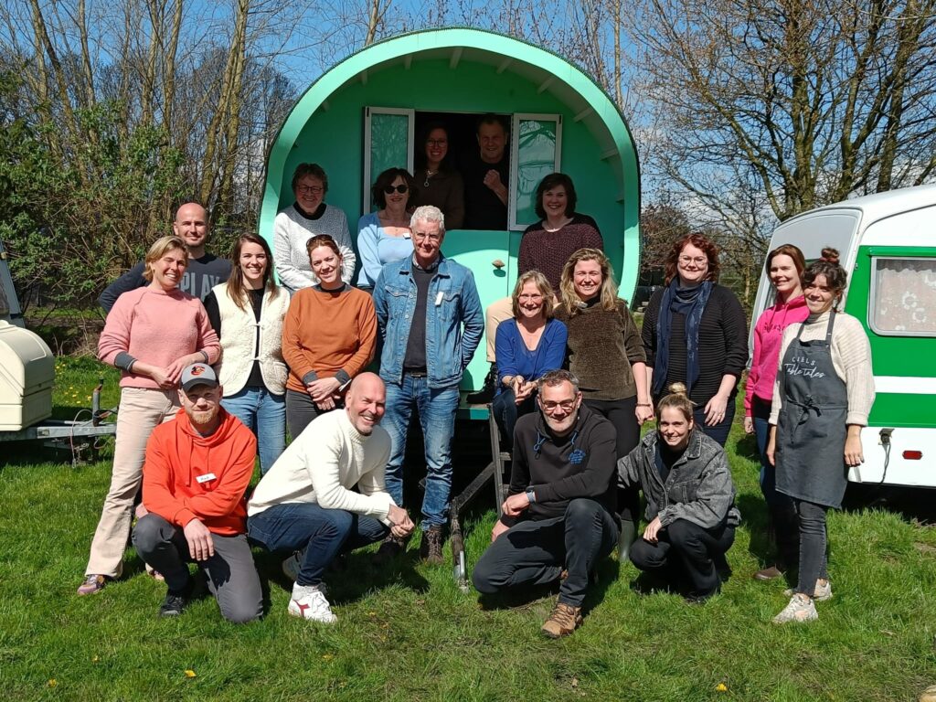 Peter Wattel met groepsgenoten Expeditie Leiderschap voor een Pipo-wagen