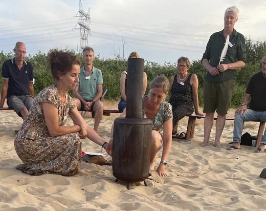 Claire en Claudette steken kampvuur aan op het strand